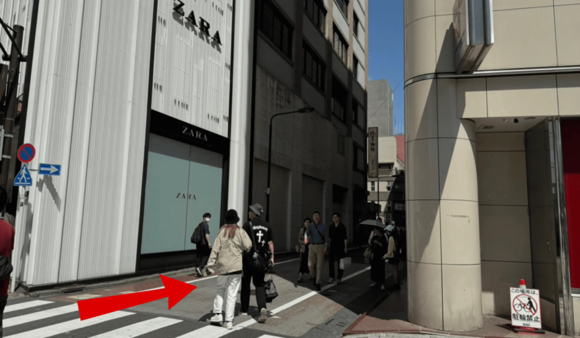 ZARAの横の道