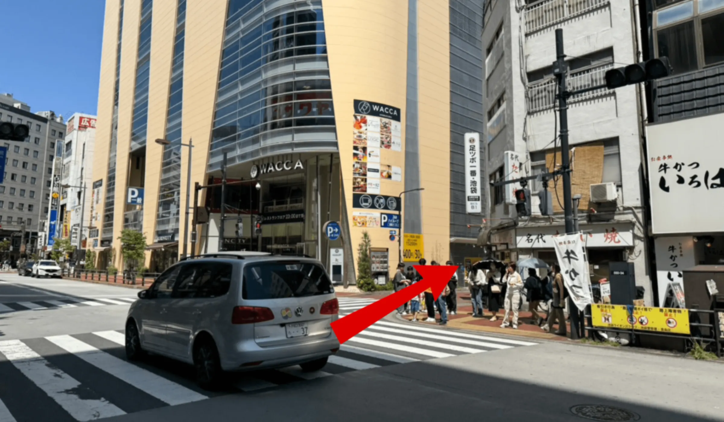 WACCAビルとたい焼き屋の間